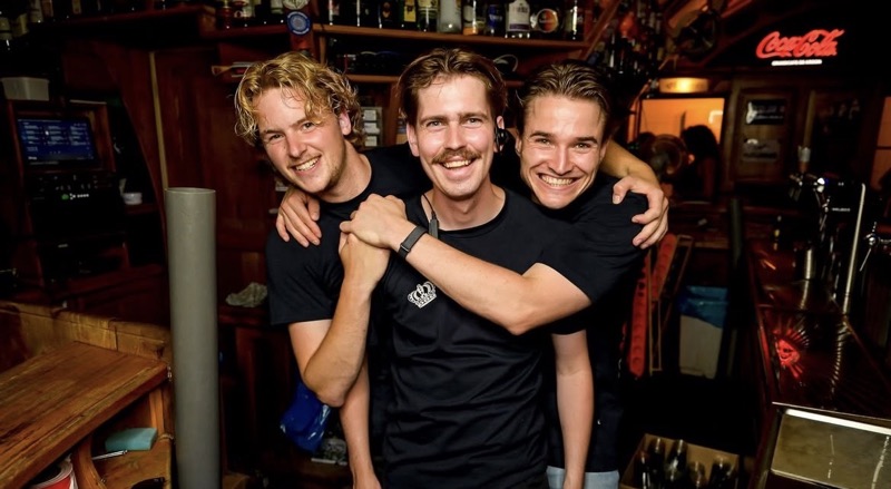 Drie bartenders van De Kroon achter de bar