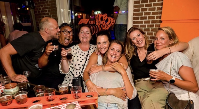 Vriendinnen samen aan de bar in De Kroon