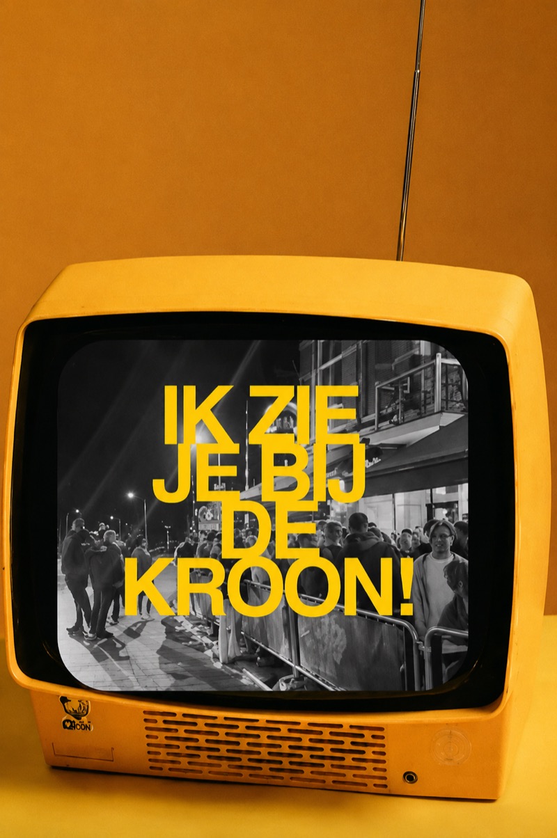 Oude oranje tv met de tekst: Ik zie je bij de Kroon!