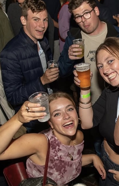 Vrienden proosten met een drankje
