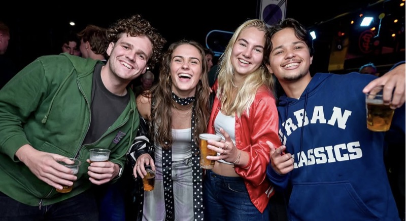 Vrienden lachen met een biertje in de hand