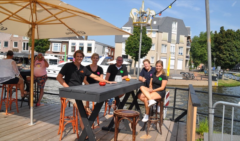 Team van De Kroon op het terras aan het water