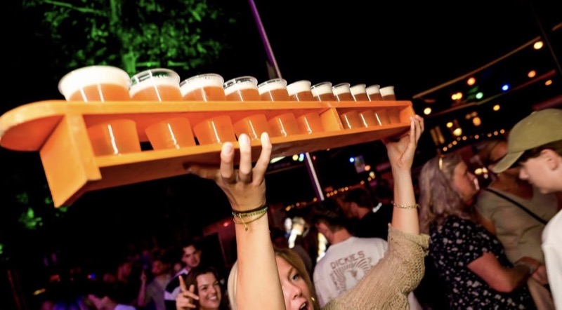 Een meter bier gaat de lucht in