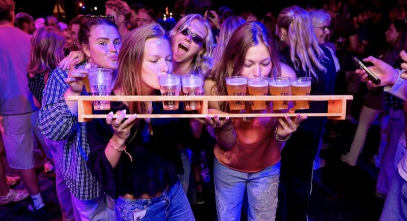 Vriendinnen drinken samen van een meter bier