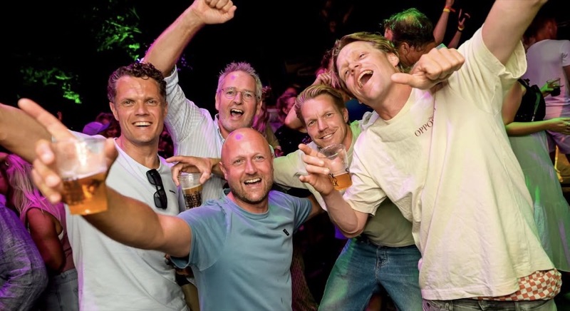 Mannen proosten uitgelaten met een biertje