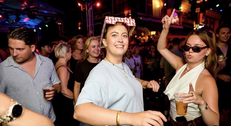 Feestende meiden met een grappige bril op