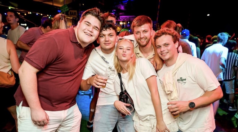 Groepje vrienden op de foto tijdens het feest