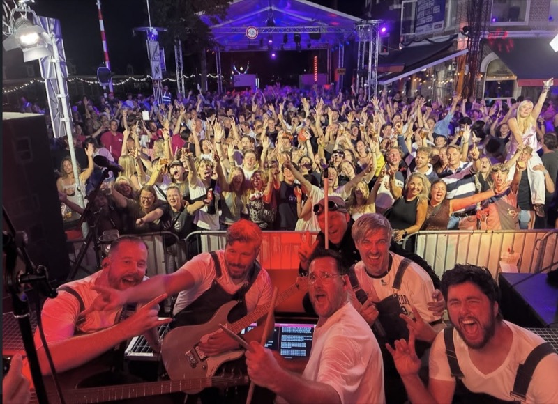 Selfie vanaf het podium met een enorme menigte tijdens Sneekweek