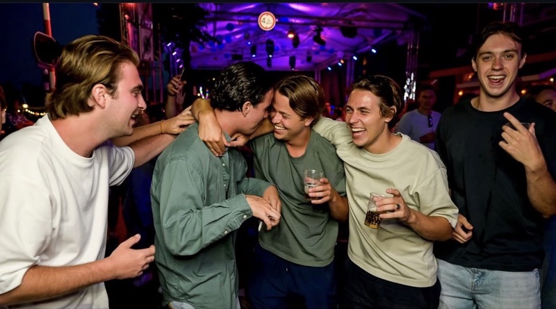 Vrienden met een biertje voor het podium