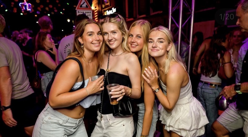 Vier vriendinnen poseren met een drankje