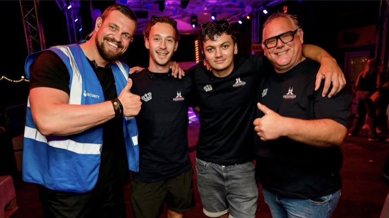Het team van De Kroon samen met de beveiliging