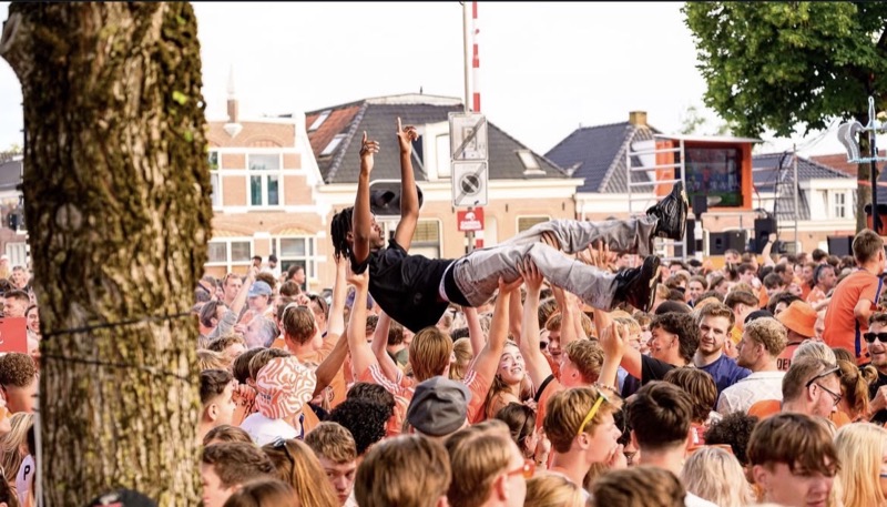 Crowdsurfen tussen de oranje supporters
