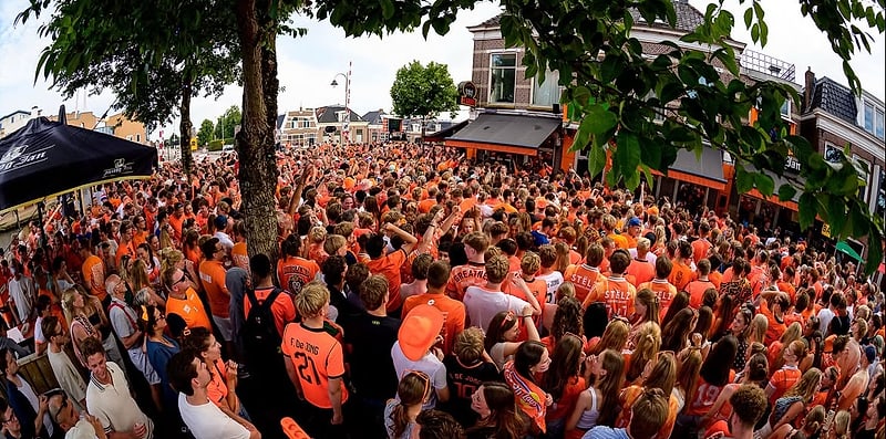 Straat vol supporters in oranje voor De Kroon tijdens het WK '26